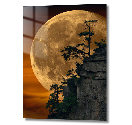 lune géante derrière une falaise boisée