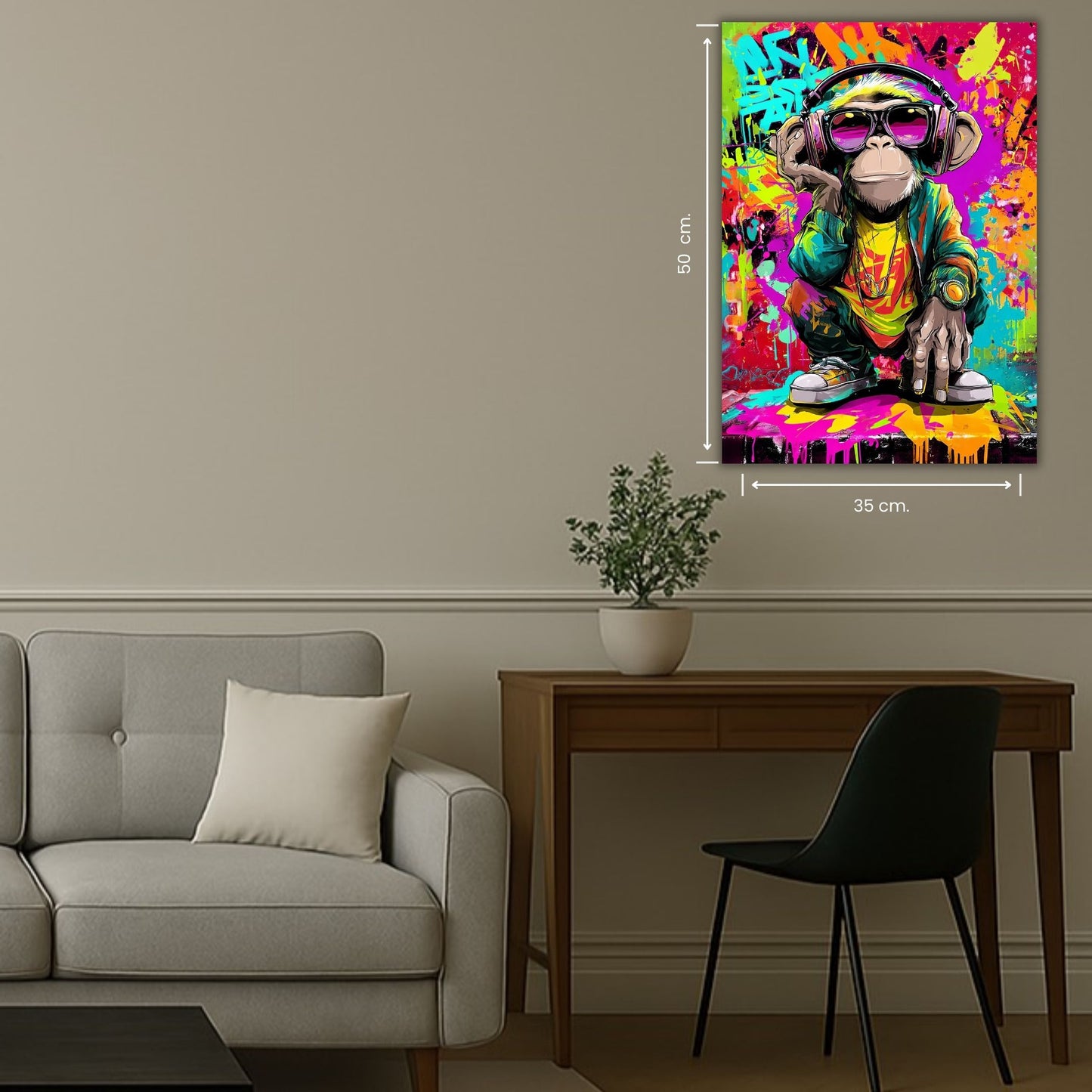 singe portant des lunettes et un casque dans un décor urbain