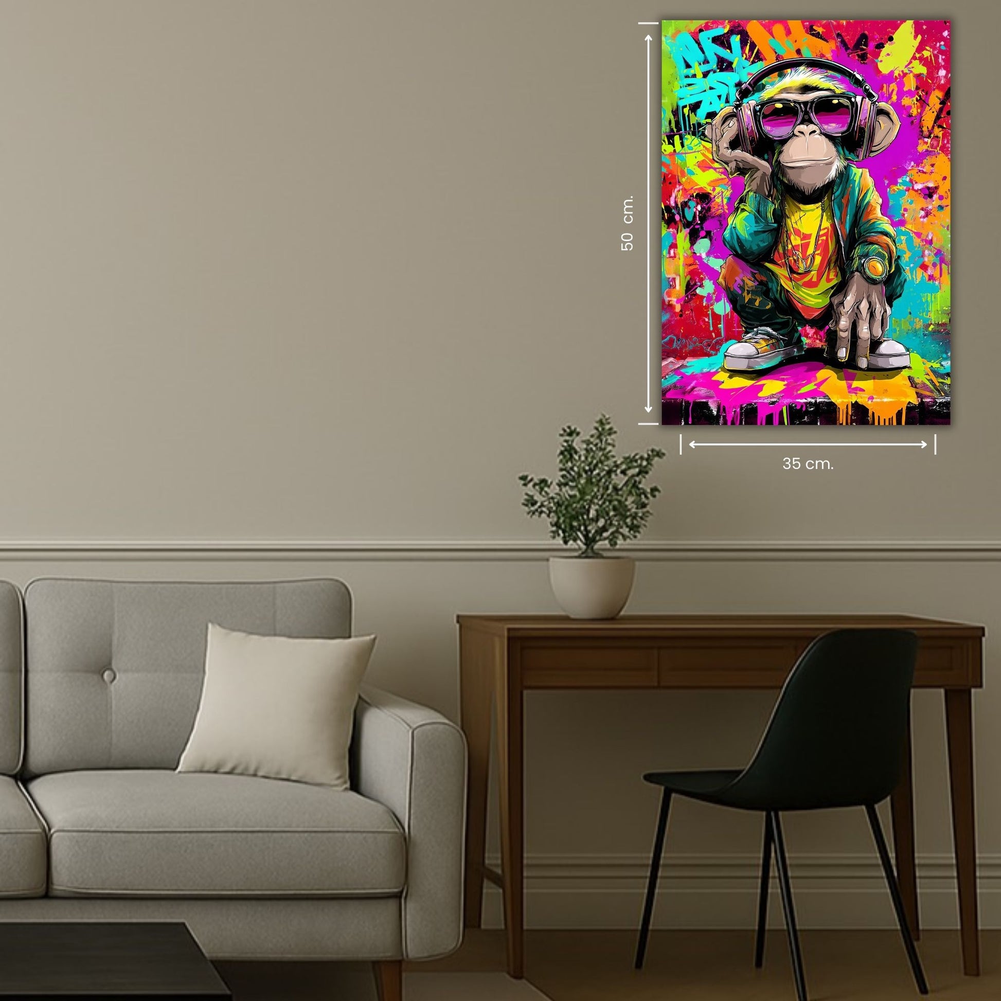 singe portant des lunettes et un casque dans un décor urbain