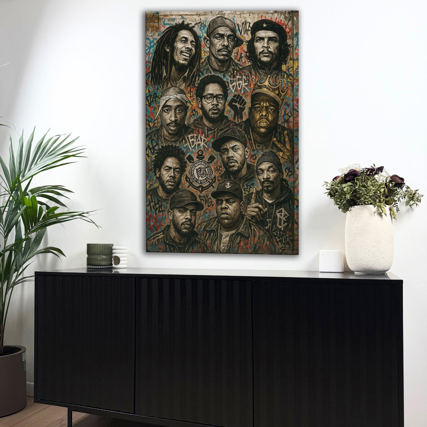 visages dessinés dans un décor street art multicolore