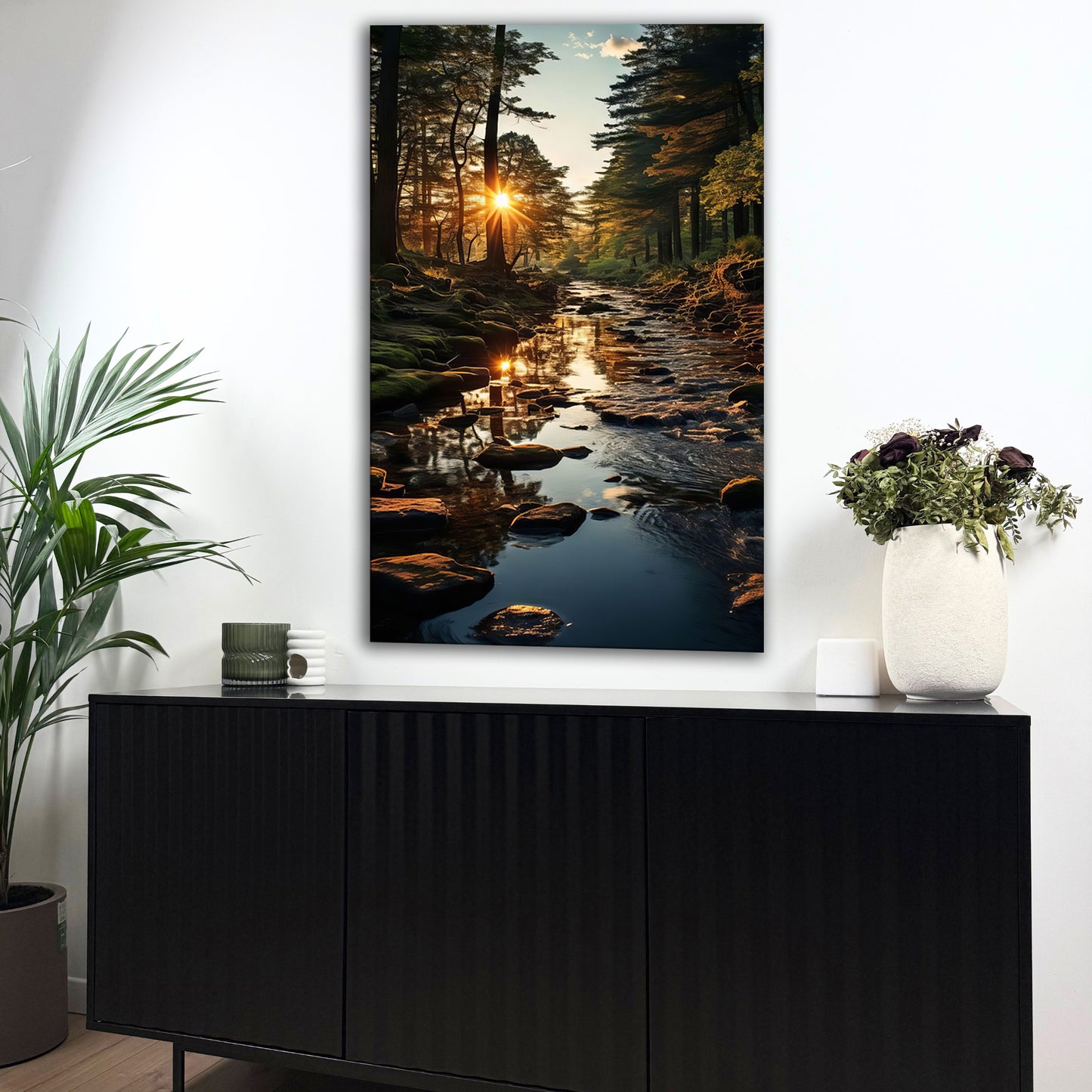 eau reflétant la lumière du soleil dans une forêt