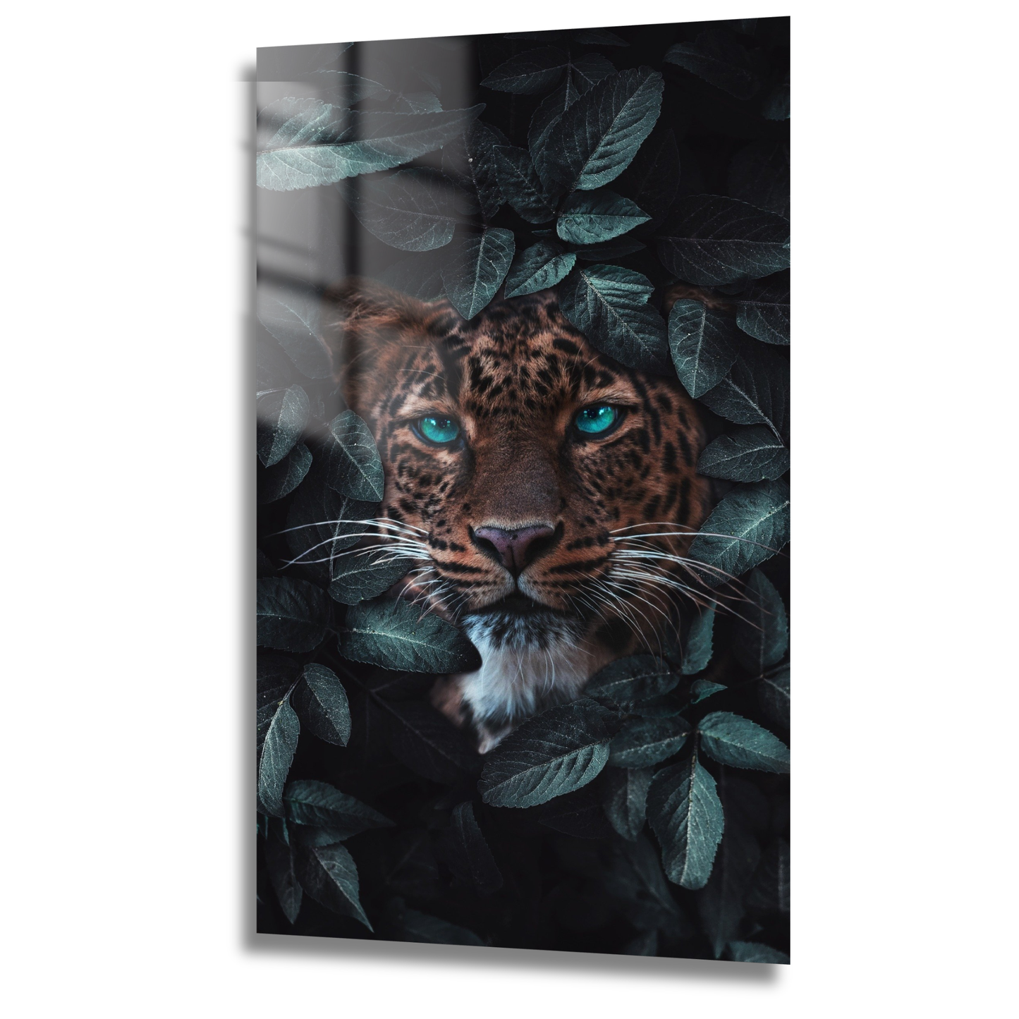 illustration artistique sombre d’un félin caché dans les feuillages